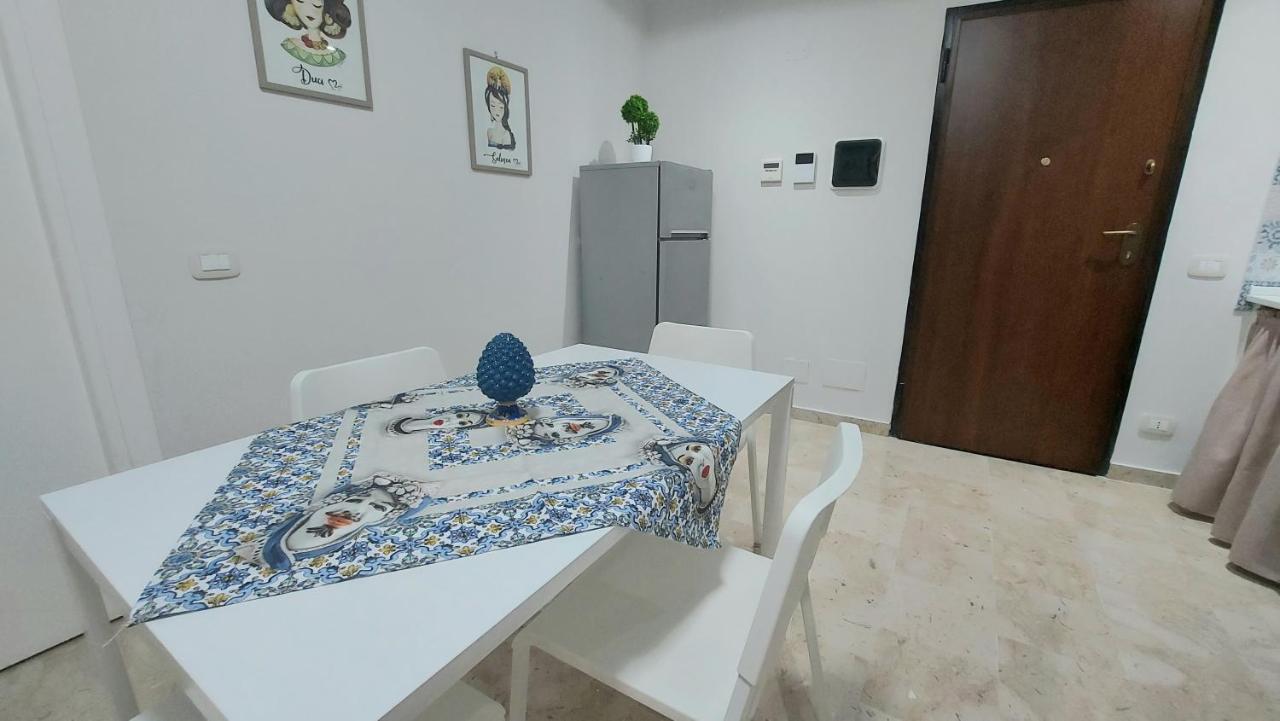 Appartamento In Pieno Centro I Mori E Le Dame Palermo Eksteriør billede